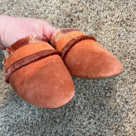Birdies Ani Slide Coral Fringed Mule Flat - Picture 10 of 11